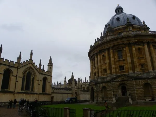 Médicos relatam crise no NHS devido à onda de calor extrema na Inglaterra