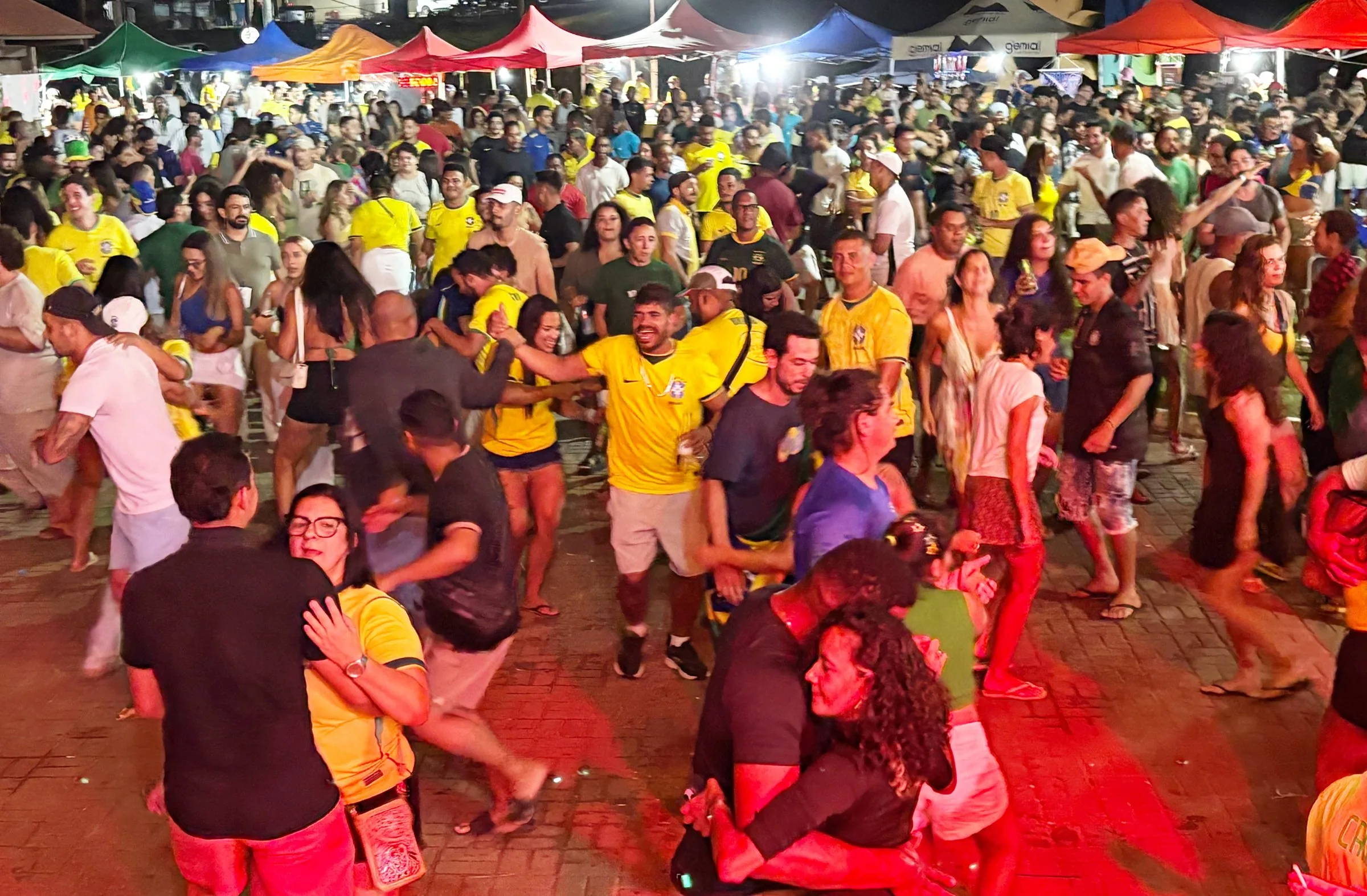 Fernando de Noronha celebra vitória do Brasil e São João com festa animada