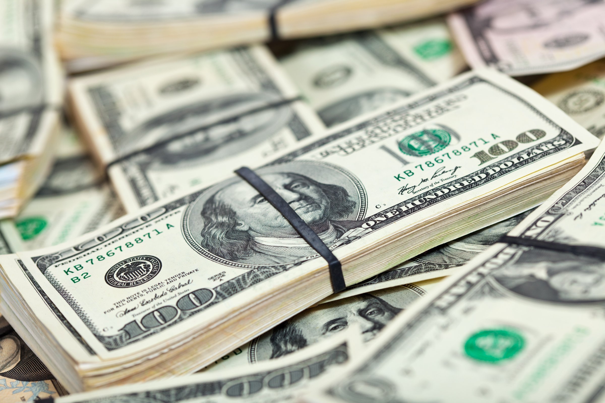 Dólar recua e Ibovespa sobe com atenção à inflação no Brasil e nos EUA