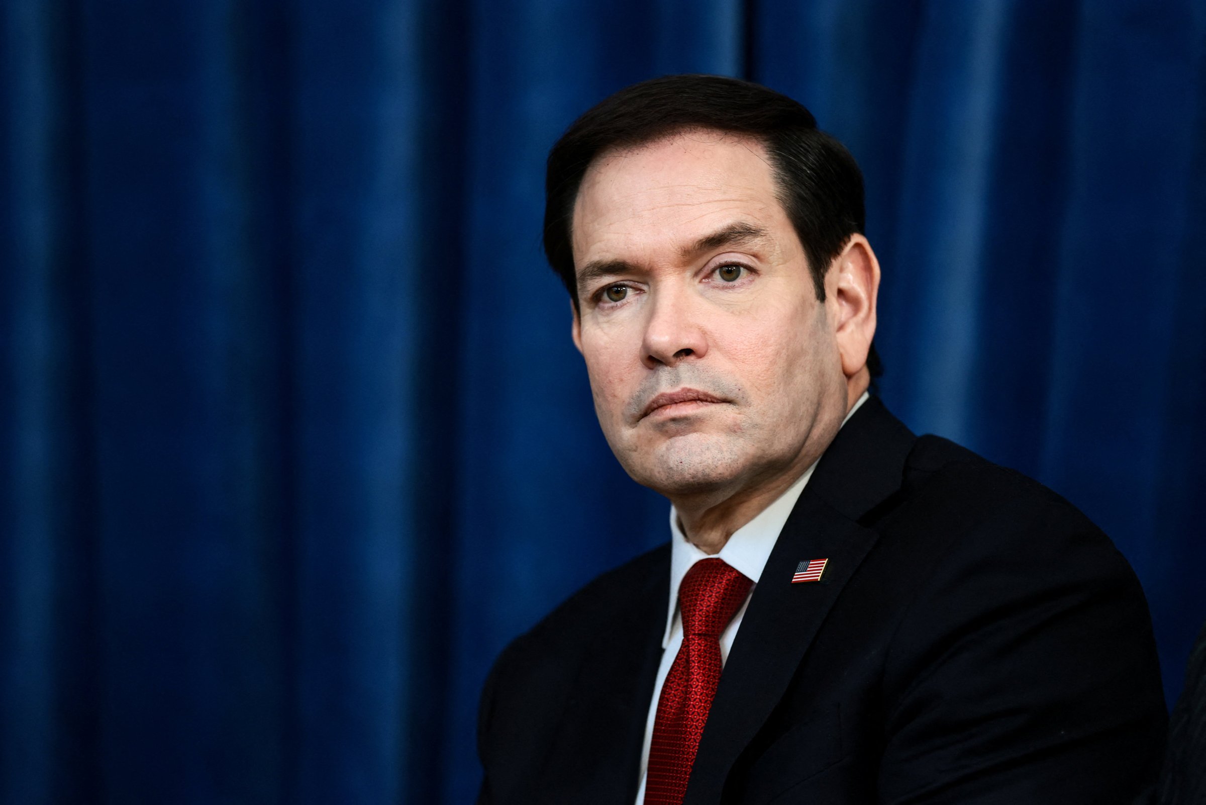 Marco Rubio responde a Flávio Bolsonaro e reafirma tarifas comerciais contra o Brasil