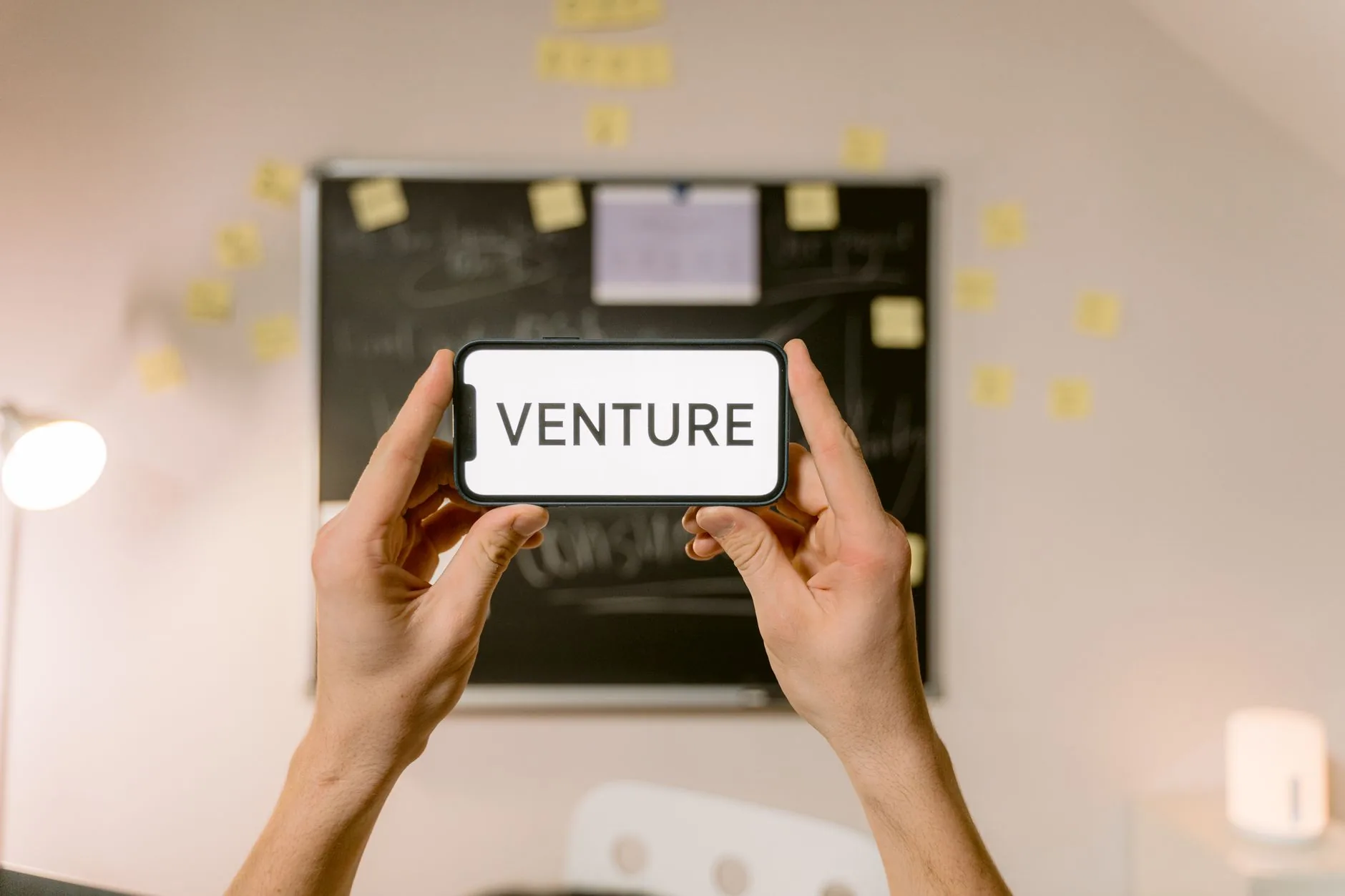 Chamath Palihapitiya levanta US$ 135 milhões em rodada de investimentos para sua startup de IA