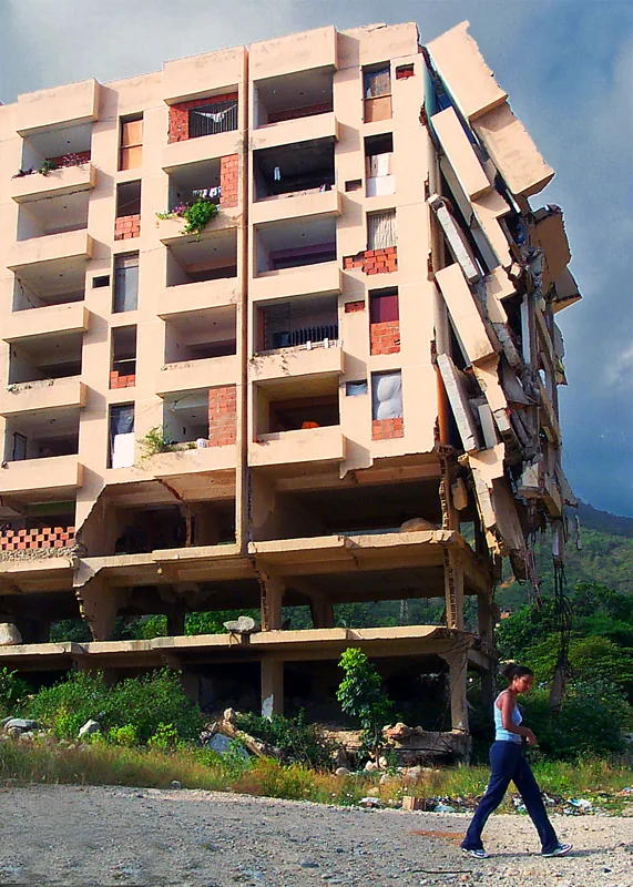 Edifícios desabam nos arredores de Caracas após tremores