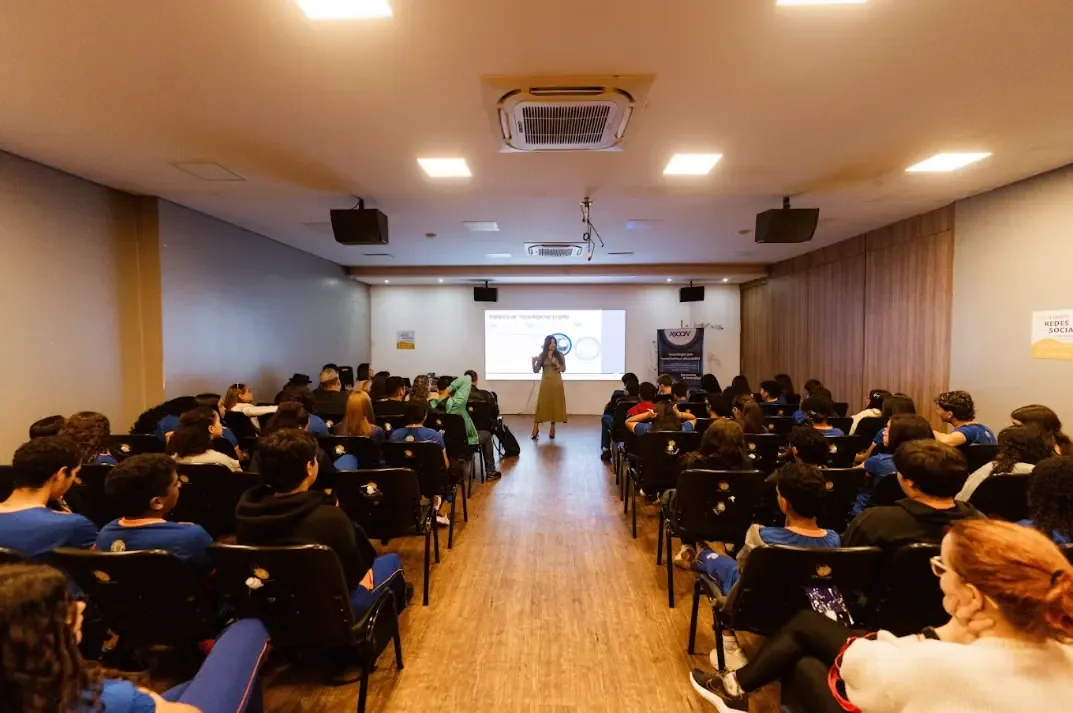 Alunos da rede municipal usam inteligência artificial e passam a ensinar tecnologia a colegas e turmas da EJA em Goiânia