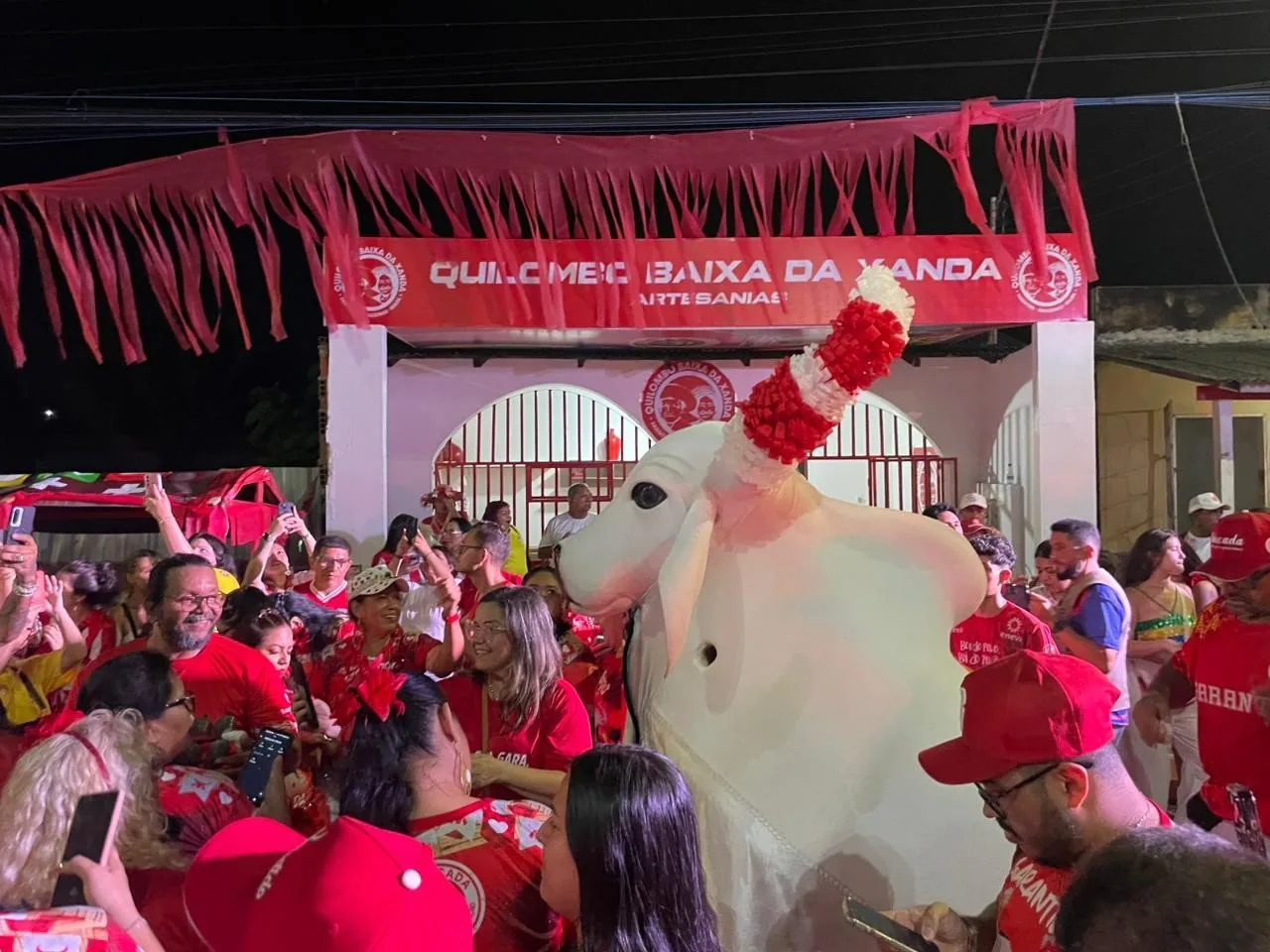 Boi Garantido atrai multidão em Parintins com a tradicional Ladainha de São João