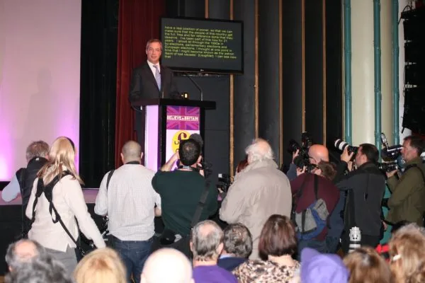 Nigel Farage reaparece após semanas de silêncio, mas questões sobre doação milionária persistem