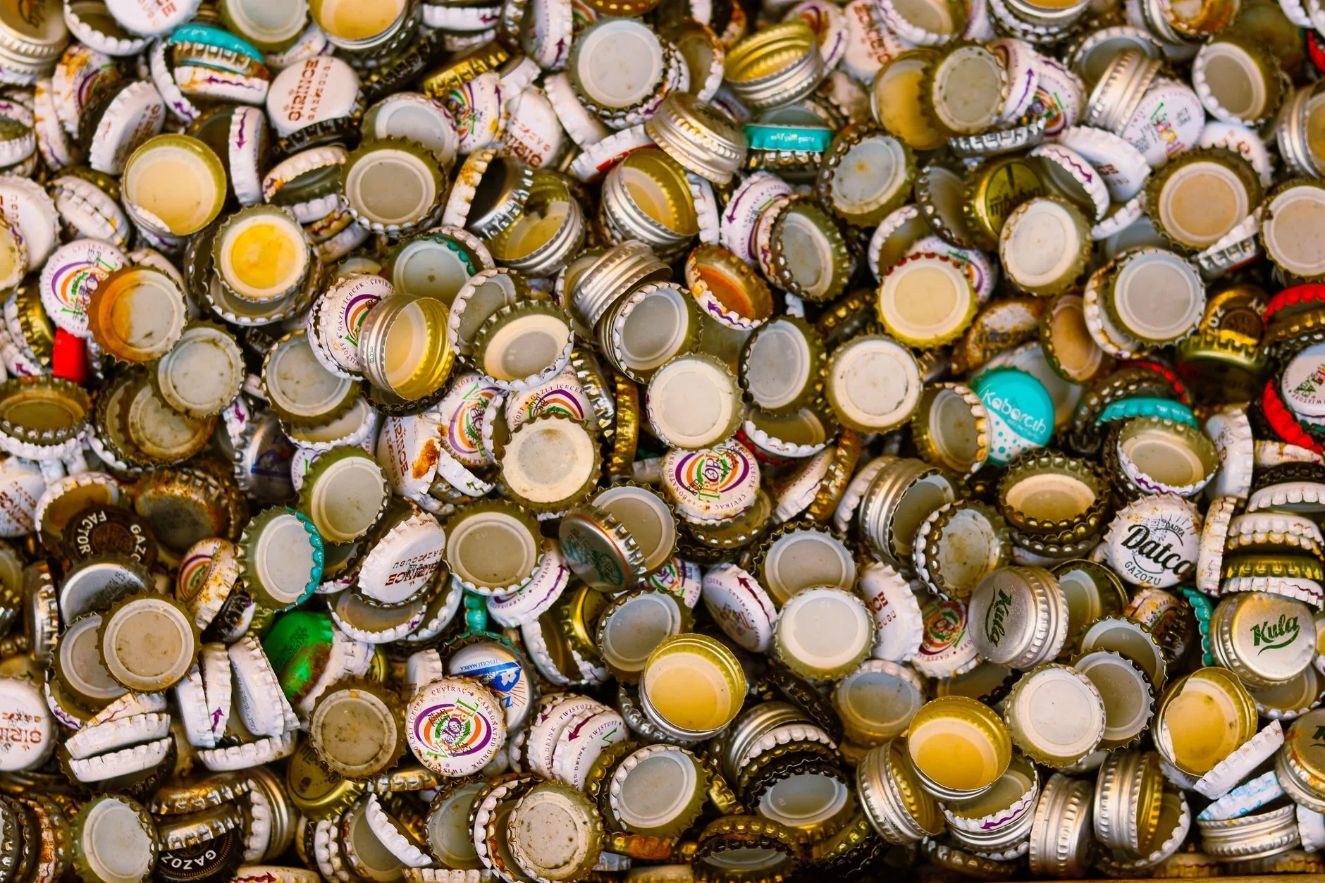 Novas regras de reciclagem podem encarecer bebidas em até 50 centavos no País de Gales
