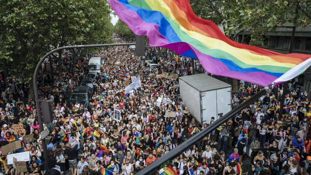 Parada do Orgulho em Paris é adiada para não sobrecarregar serviços de emergência