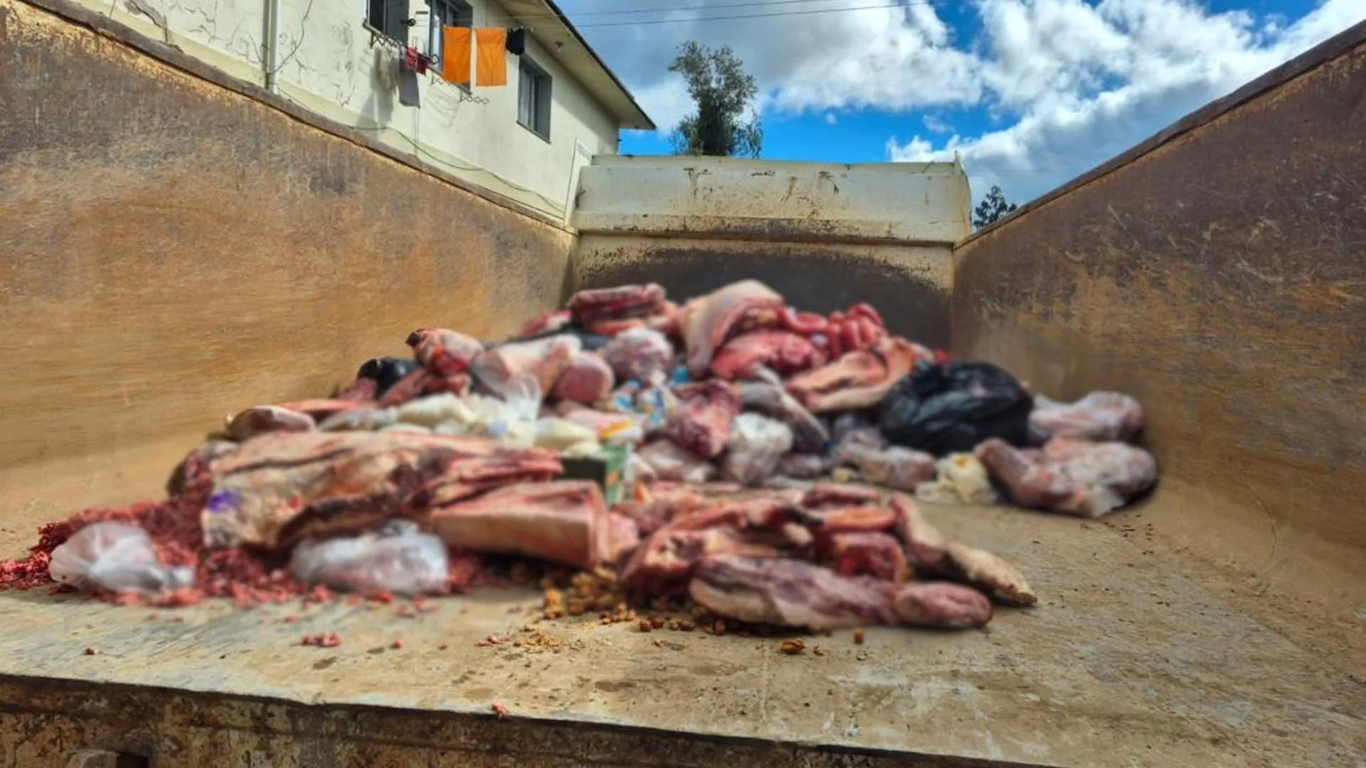 Operação de fiscalização apreende 1,5 tonelada de alimentos impróprios em mercados de Jaquirana (RS)