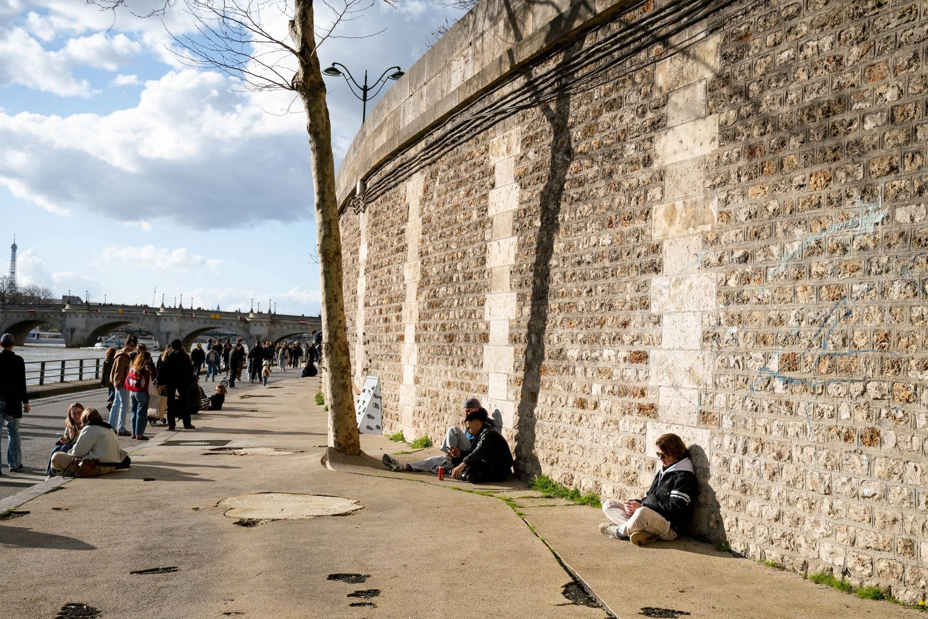 Migrantes enfrentam calor extremo em Paris sem abrigo ou assistência