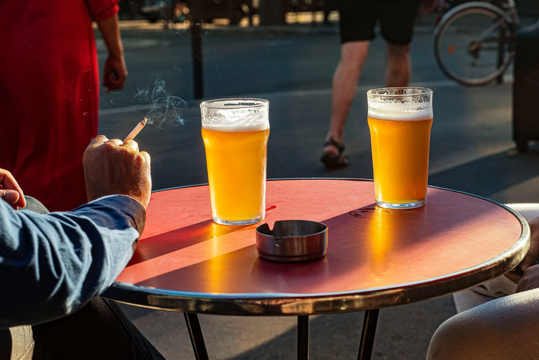 Paris proíbe consumo de álcool em locais públicos devido à onda de calor
