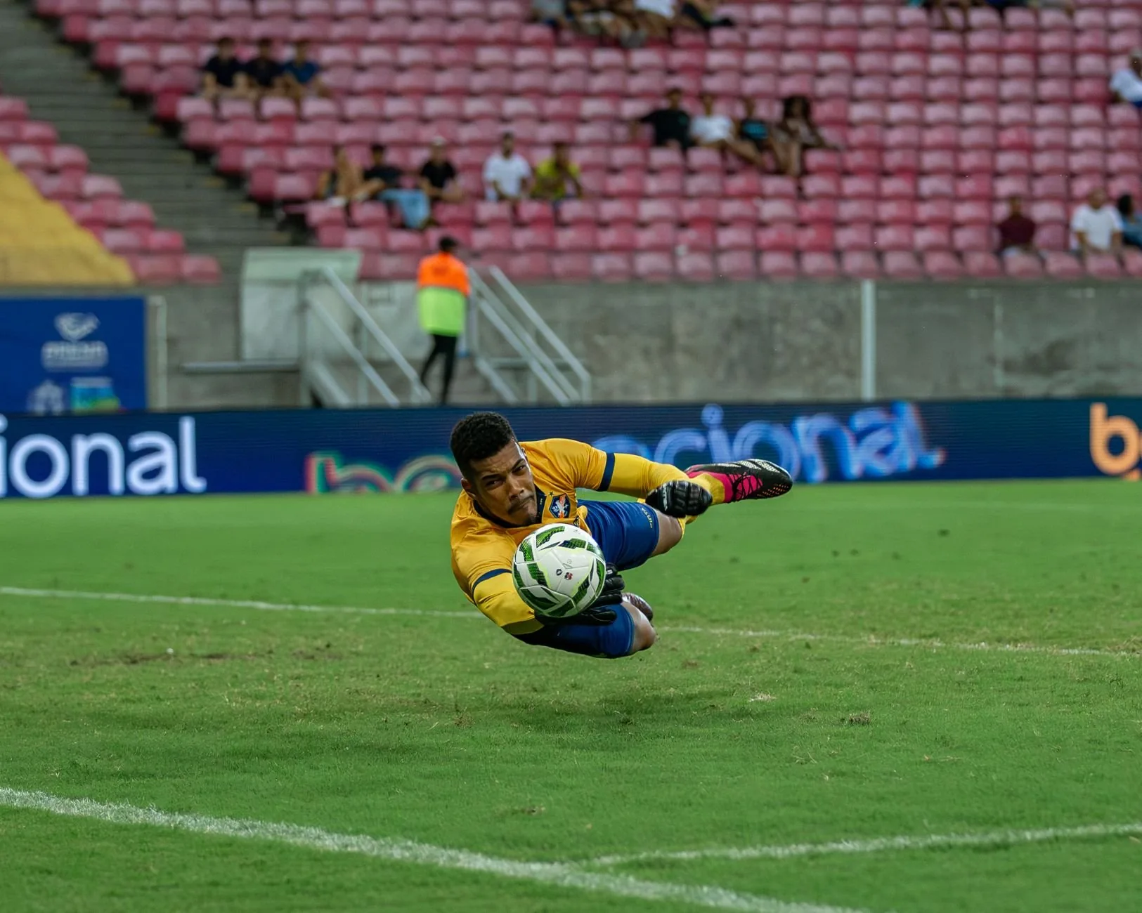 Vinícius brilha com dois gols e Neymar retorna em vitória do Brasil sobre a Escócia