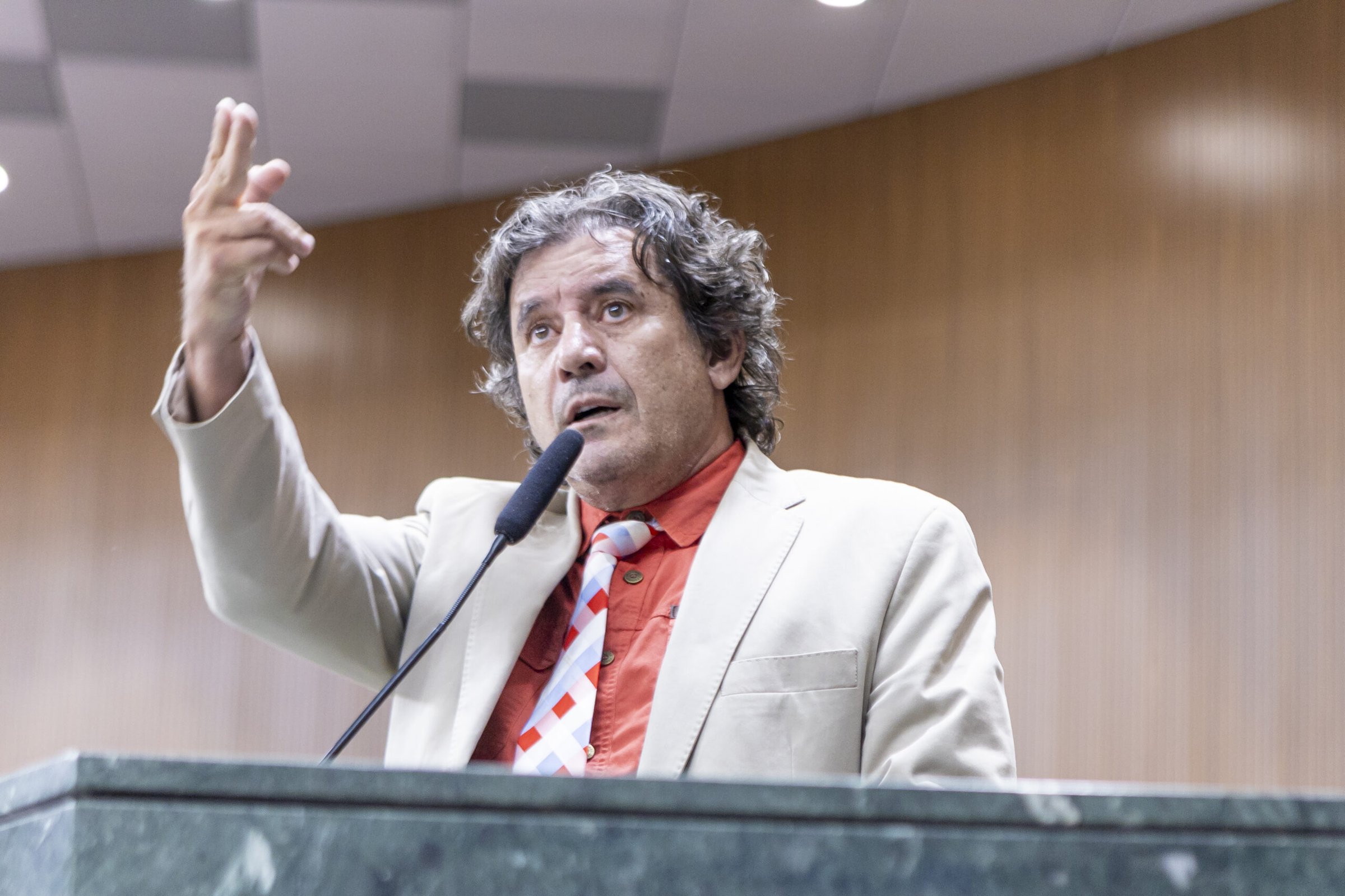 Marconi Perillo, Clécio Alves e Gustavo Gayer se destacam em investimentos em anúncios no Goiás