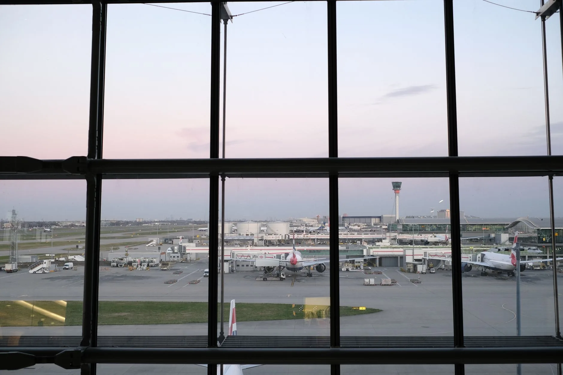 Tempestades provocam atrasos e cancelamentos em voos nos aeroportos de Heathrow e Gatwick