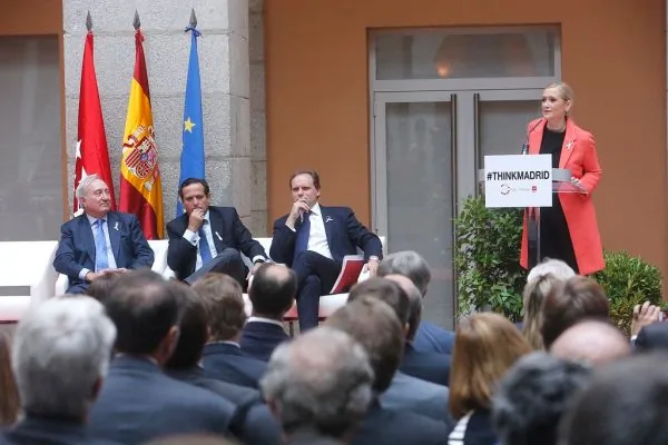 Empresas pequenas no Reino Unido enfrentam pesadelos após Brexit, dez anos depois