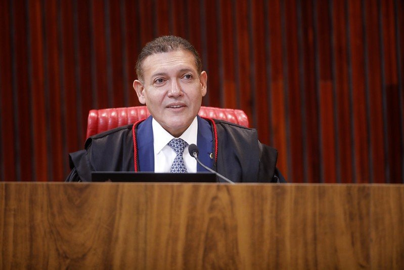 A 100 Dias das Eleições, TSE Enfrenta Ações sobre IA e Propaganda Antecipada