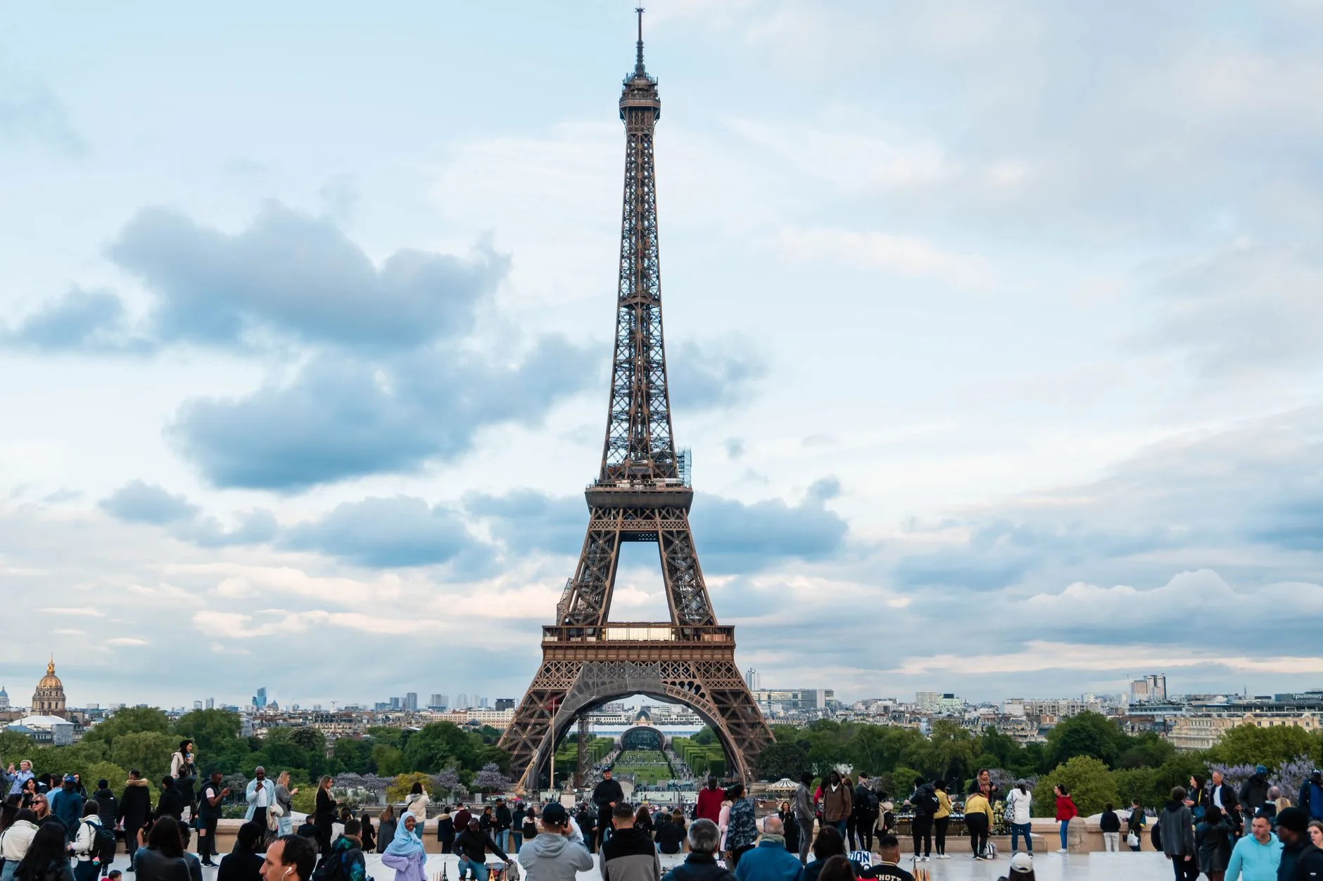 Turistas em Paris enfrentam dificuldades durante onda de calor histórica