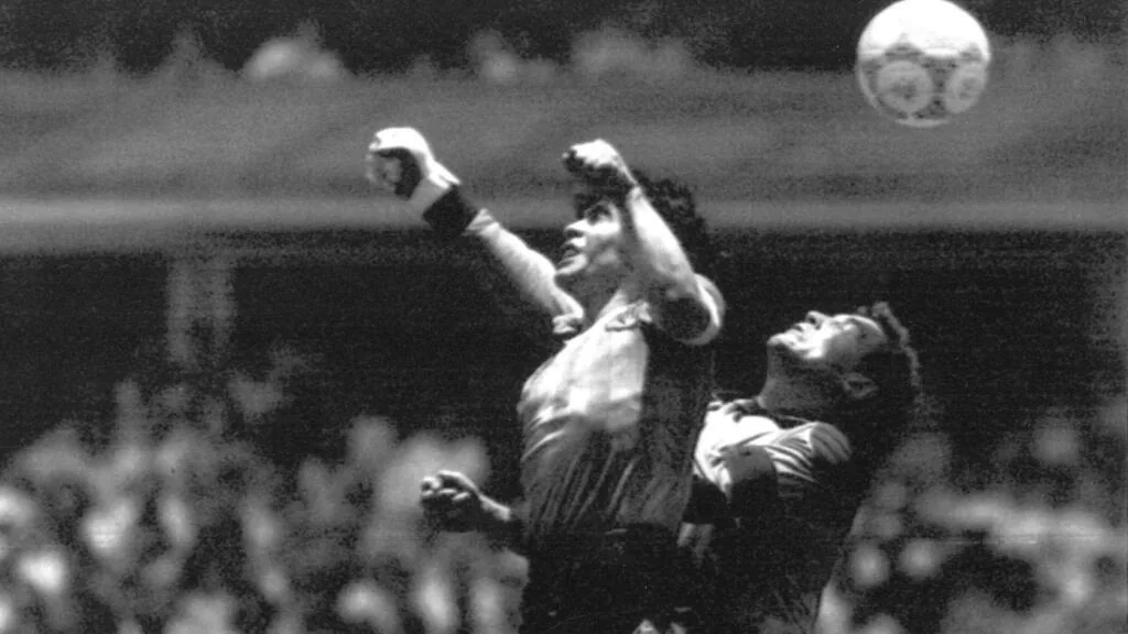 Inglaterra enfrenta México no Estádio Azteca, relembrando o famoso gol de mão de Maradona