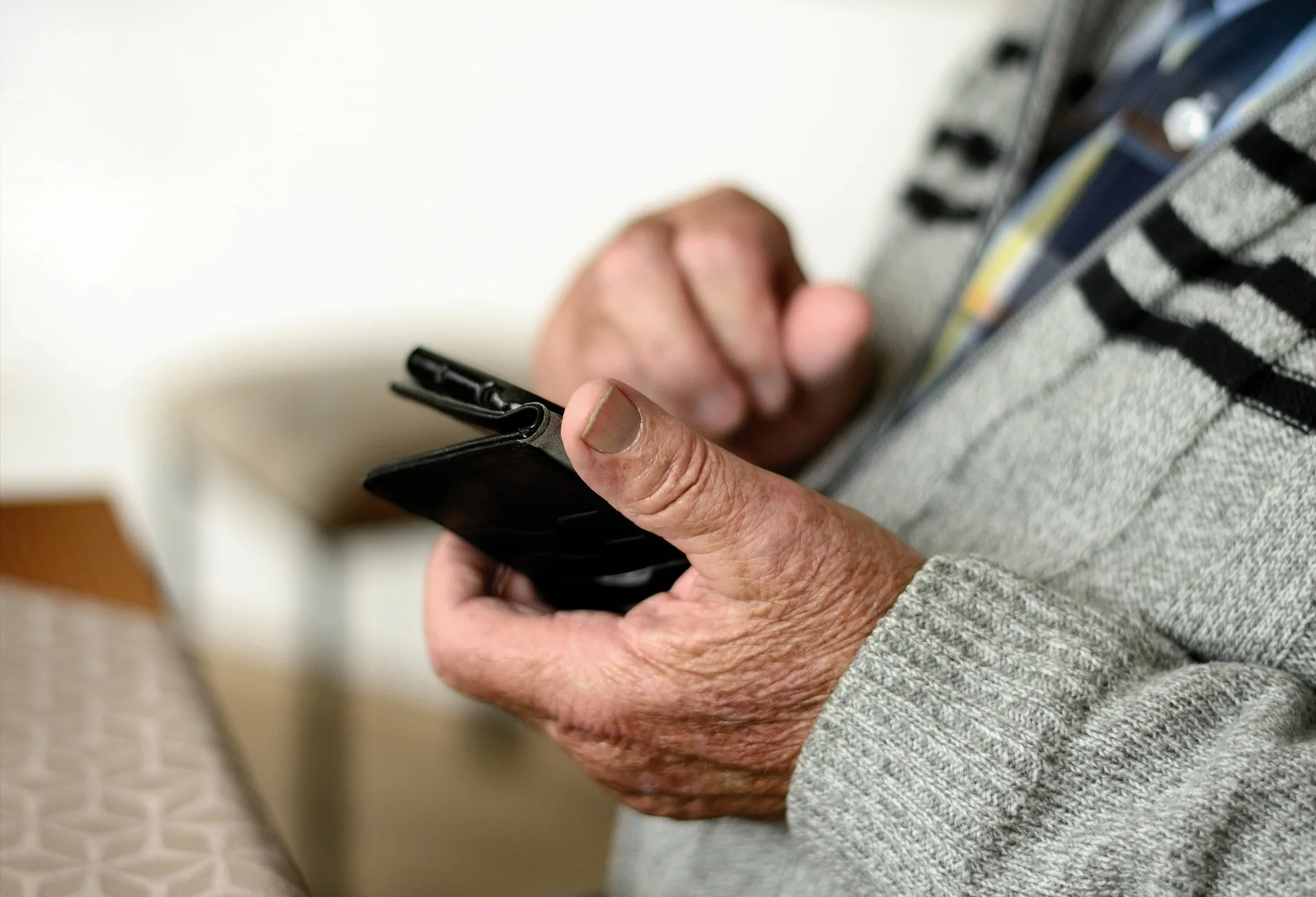 Uso de internet chega a quase 75% dos idosos, e crianças diminuem acesso à rede, diz IBGE