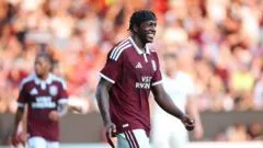 Aston Villa apresenta futuro promissor apesar de derrota amistosa