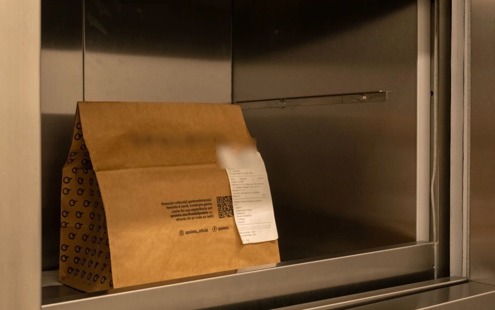 Elevador para entrega de delivery em apartamentos de condomínio de Goiânia será usado apenas por porteiros, diz construtora