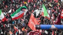 Multidões se reúnem em Mashhad para sepultamento de líder supremo do Irã