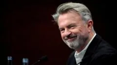 'Hero, legend, sweetheart': Homenagens ao ator Sam Neill, que faleceu aos 78 anos