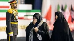 Multidões se reúnem em Teerã no primeiro dia do funeral do aiatolá Khamenei