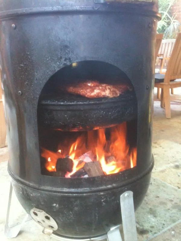 Cláudio Novaes, pitmaster premiado, fala sobre a escolha entre carvão e lenha para churrasco