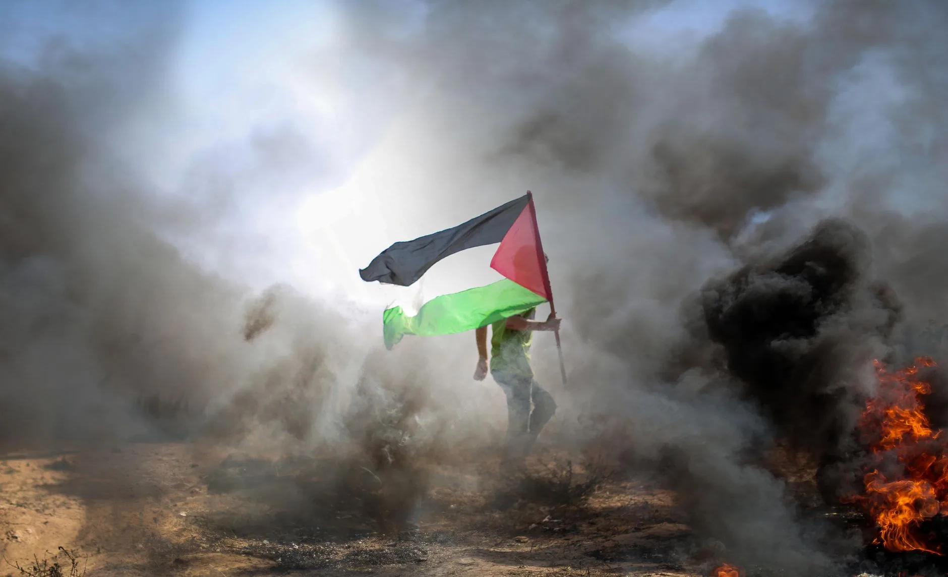 Fãs de futebol palestinos prestam homenagem ao treinador egípcio Hossam Hassan
