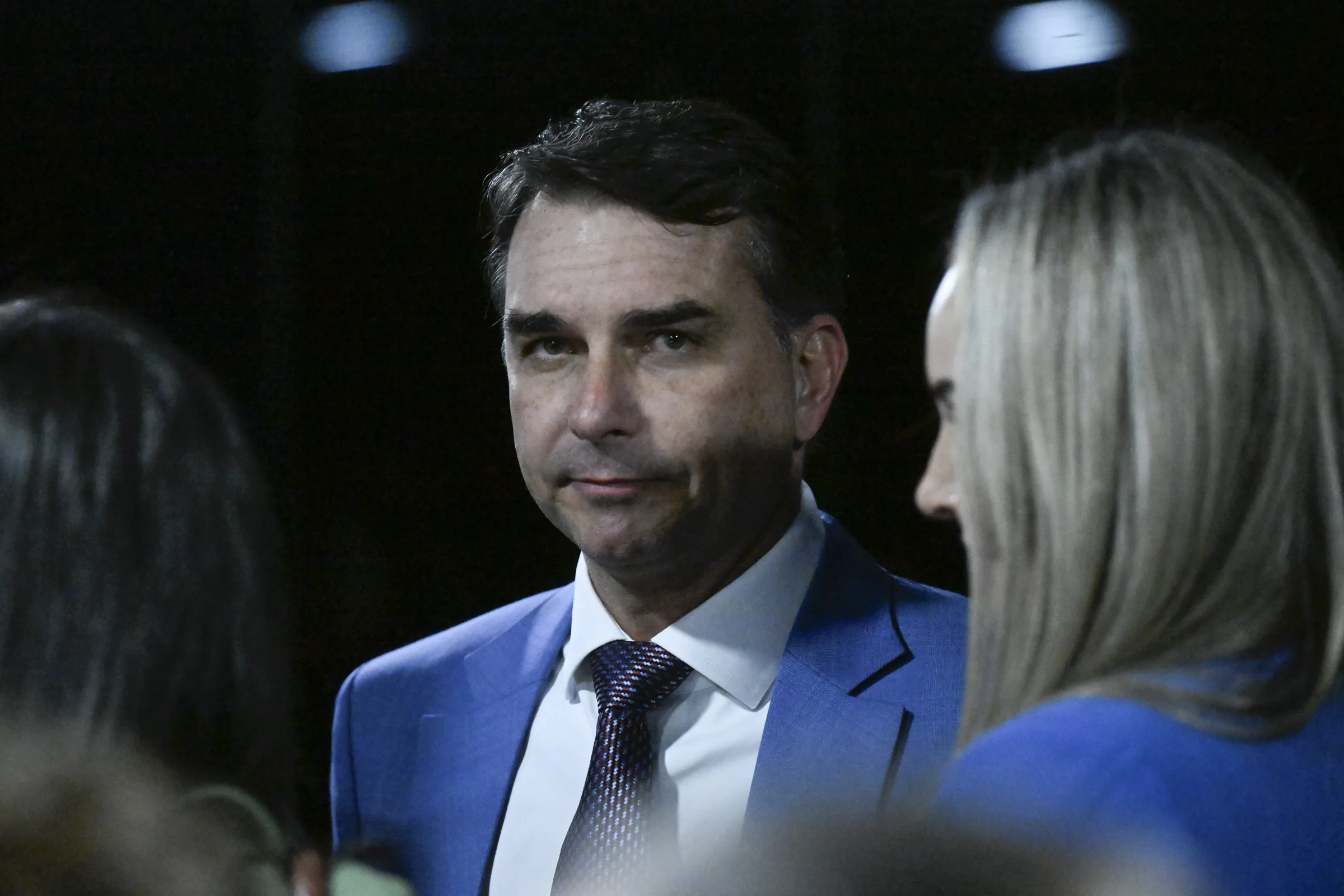 Pré-campanha de Flávio Bolsonaro enfrenta críticas e tensões internas