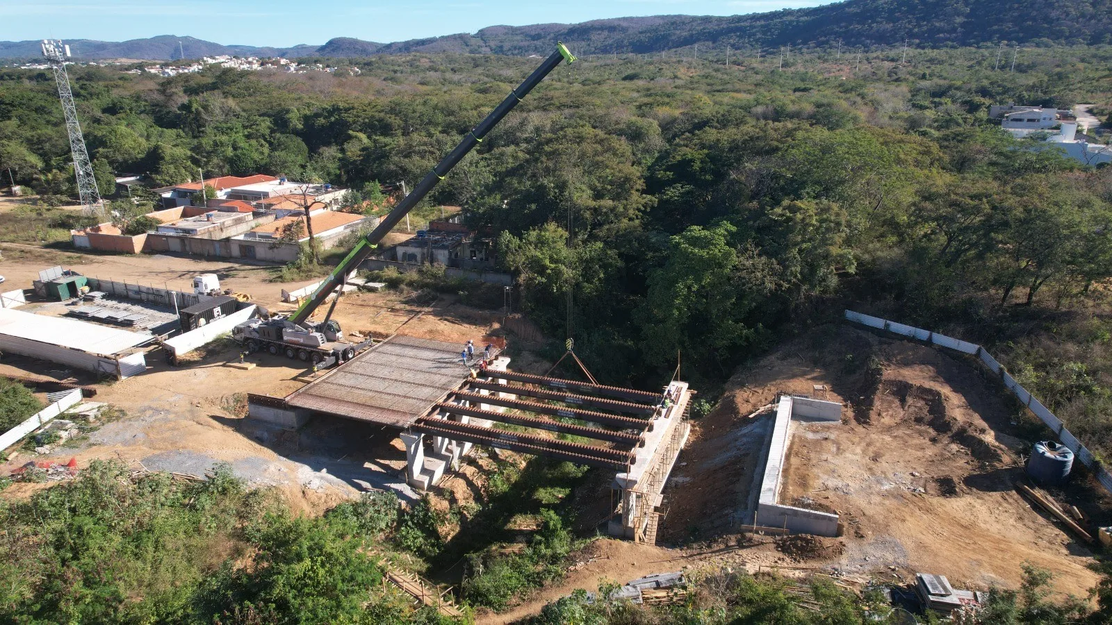 População de Montes Claros comemora construção de ponte no Augusta Mota