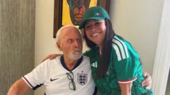 Camisa da seleção inglesa de Sir Anthony Hopkins gera polêmica