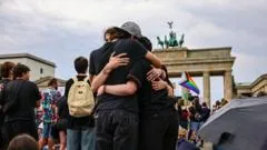 Ataque ao Berlin Pride gera indignação após liberação de suspeito