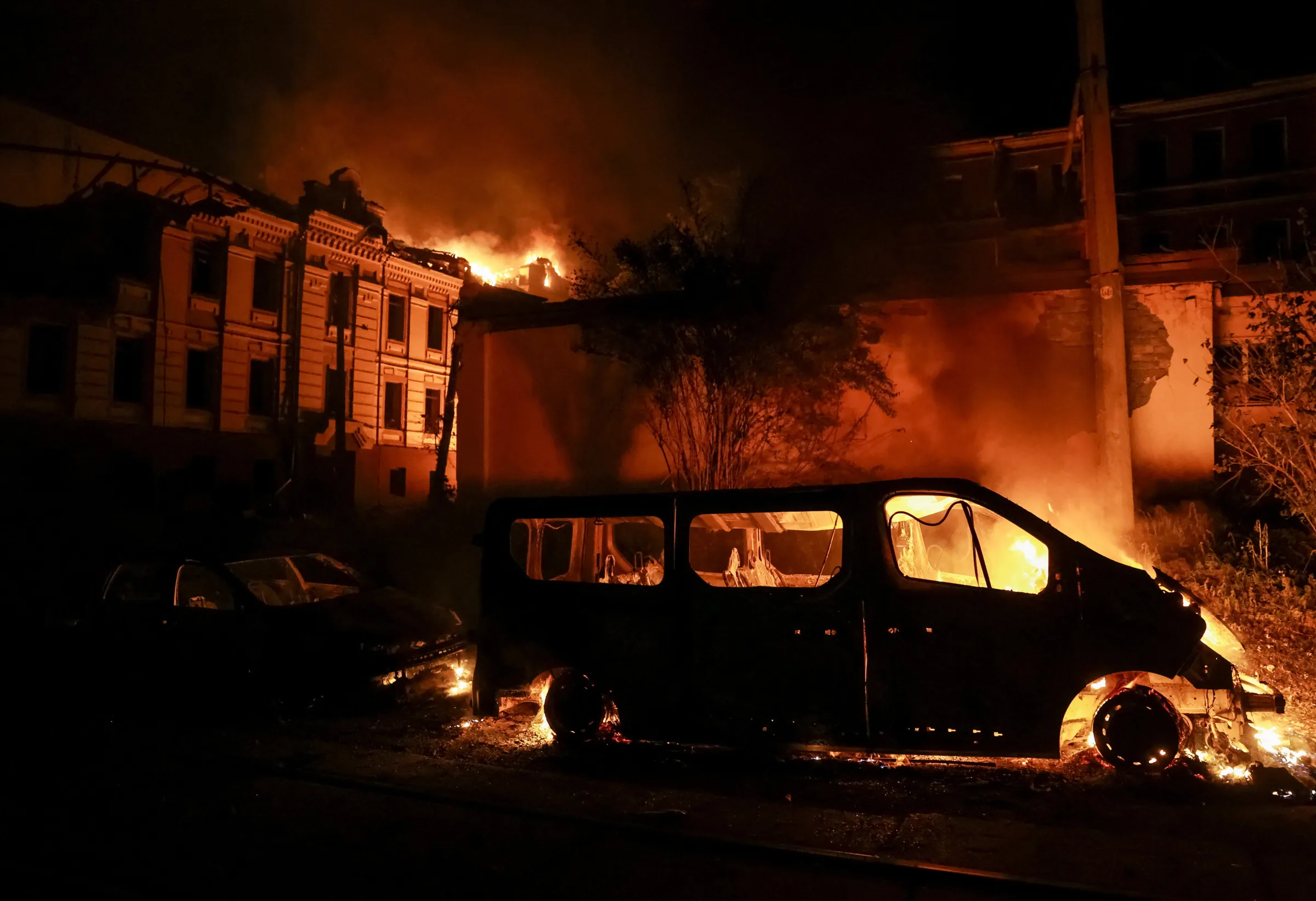Mísseis russos atacam Kiev, resultando em um morto e 13 feridos