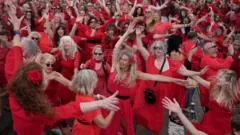 Milhares celebram clássico de Kate Bush em evento anual na Inglaterra