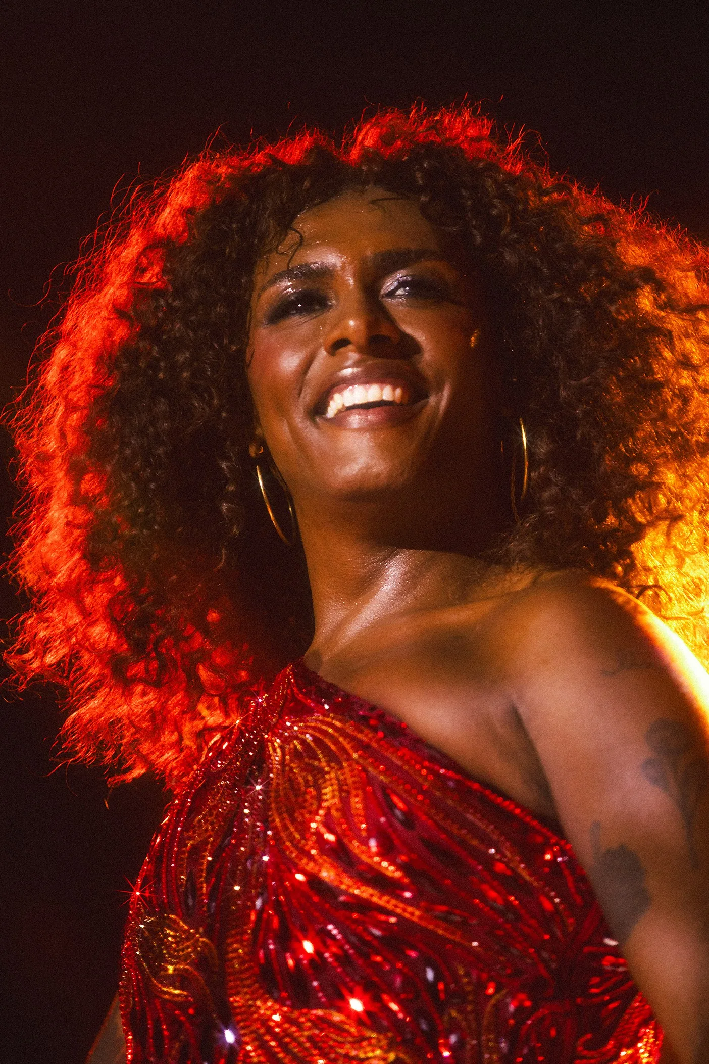 Liniker estreia turnê 'Bye bye Caju' em show lotado em São Paulo