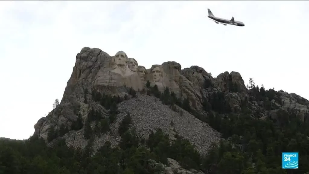 Trump celebra 250 anos dos EUA com discurso e sobrevoo em Mount Rushmore