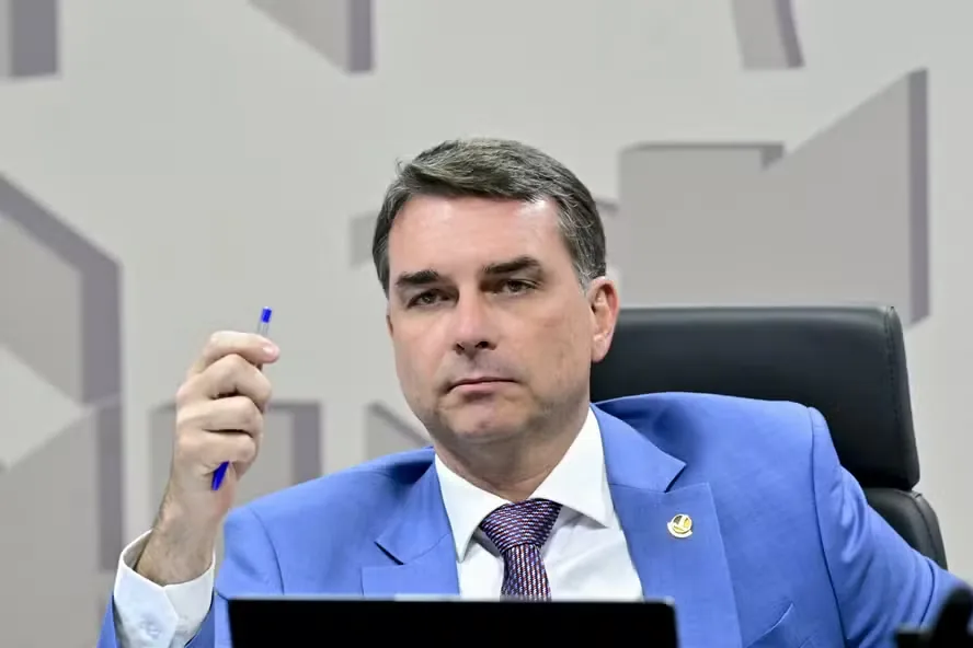 Caiado critica Flávio Bolsonaro por reunião com embaixadores para atacar as urnas eletrônicas