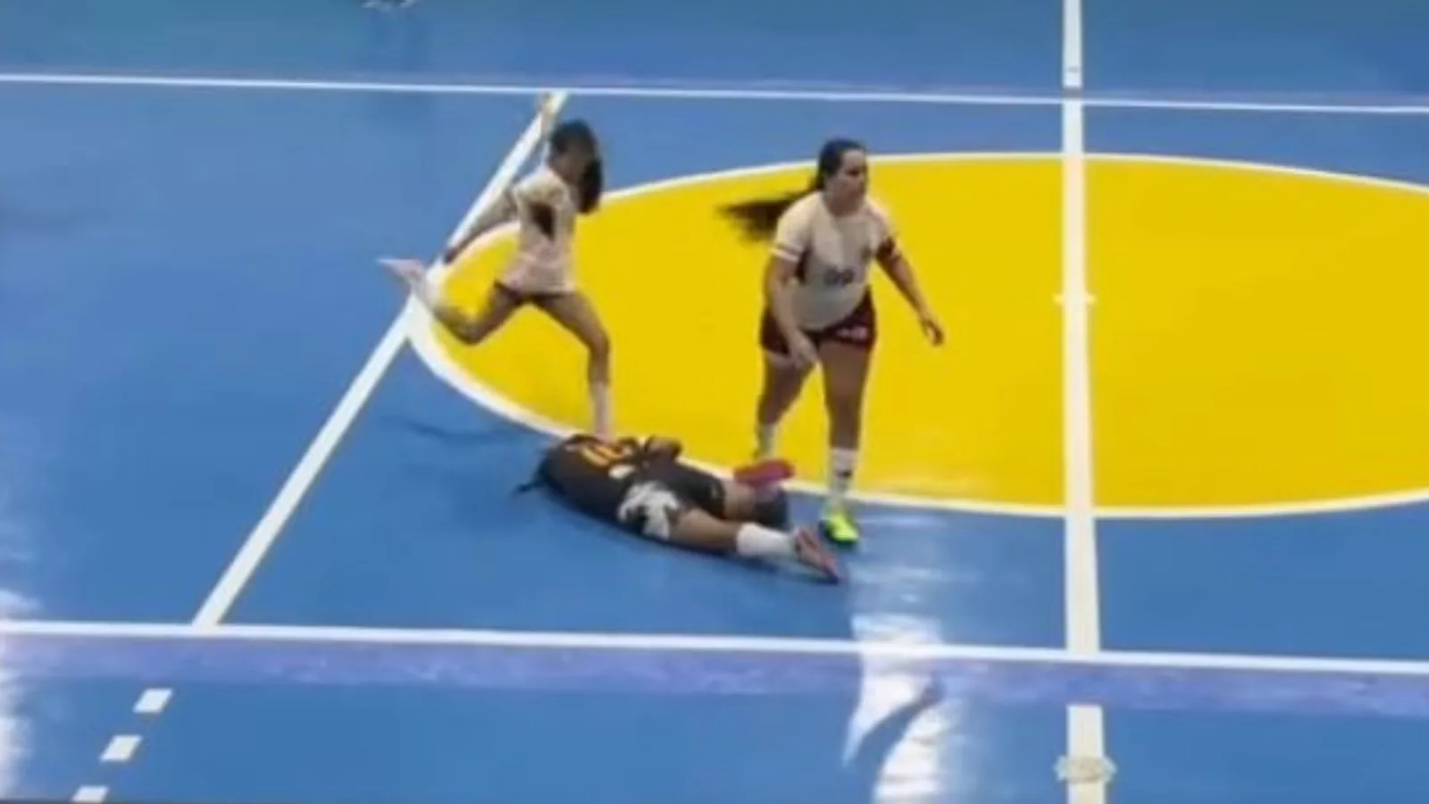 Jogadora suspensa por cinco anos após agredir adversária em partida de futsal no Ceará