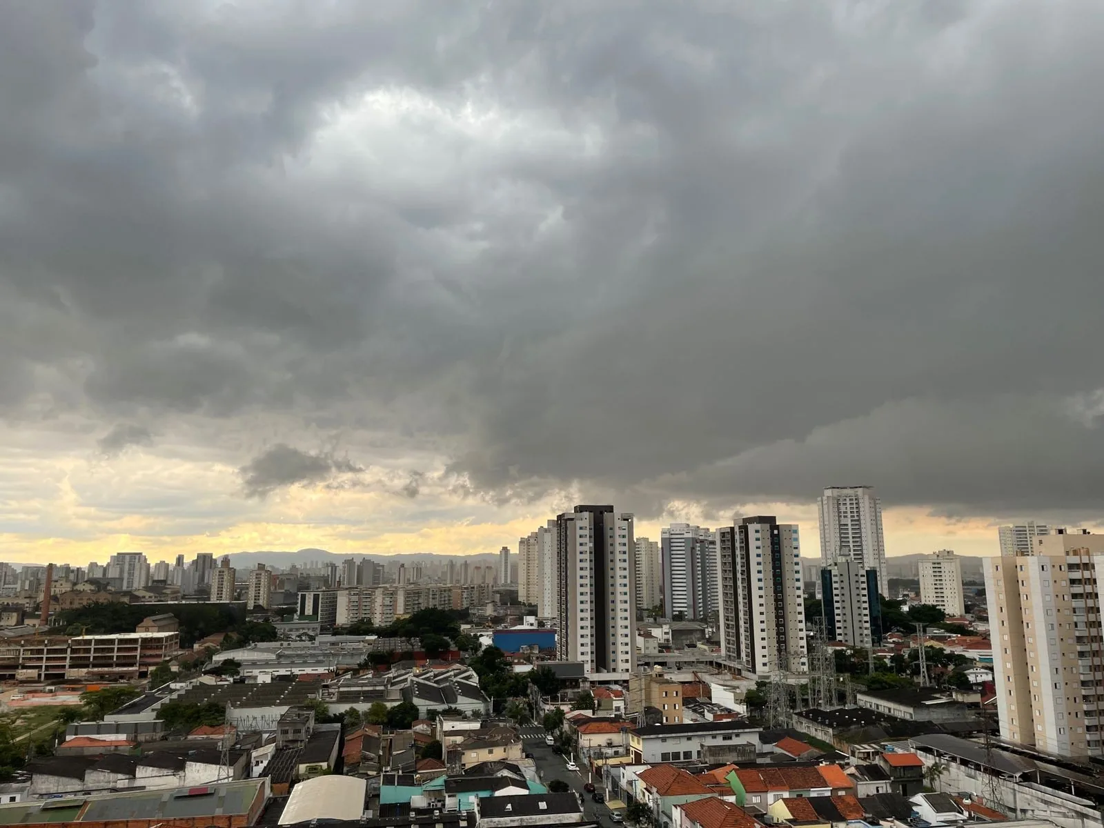 Frente fria muda o tempo em SP neste domingo, com chuva, vento e queda de temperatura