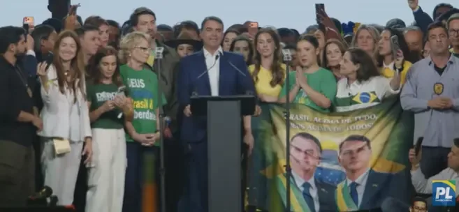 Flávio Bolsonaro promete mudanças na Constituição se eleito