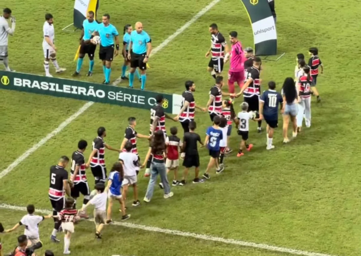 Santa Cruz entra em campo de mãos dadas em apoio mútuo