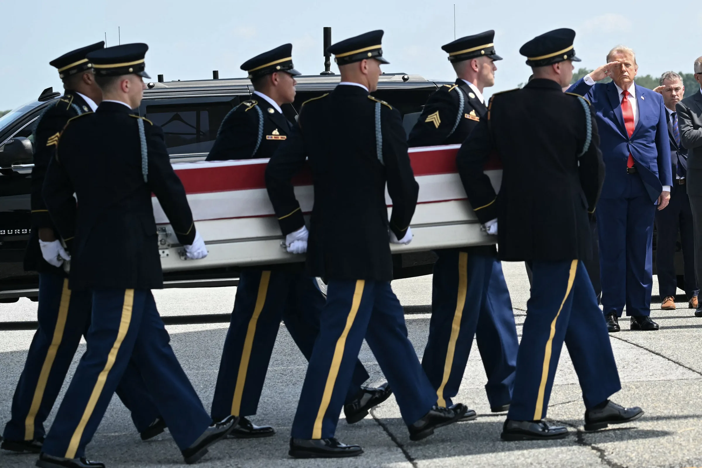 Trump acompanha chegada aos EUA dos corpos de militares mortos na guerra do Irã