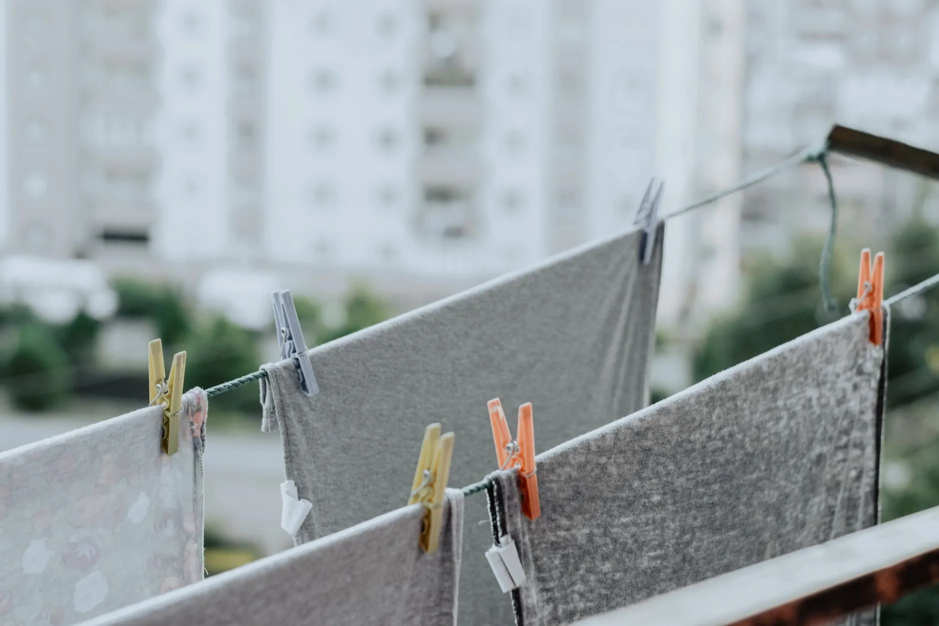 Mistura de vinagre branco e detergente pode melhorar lavagem de roupas