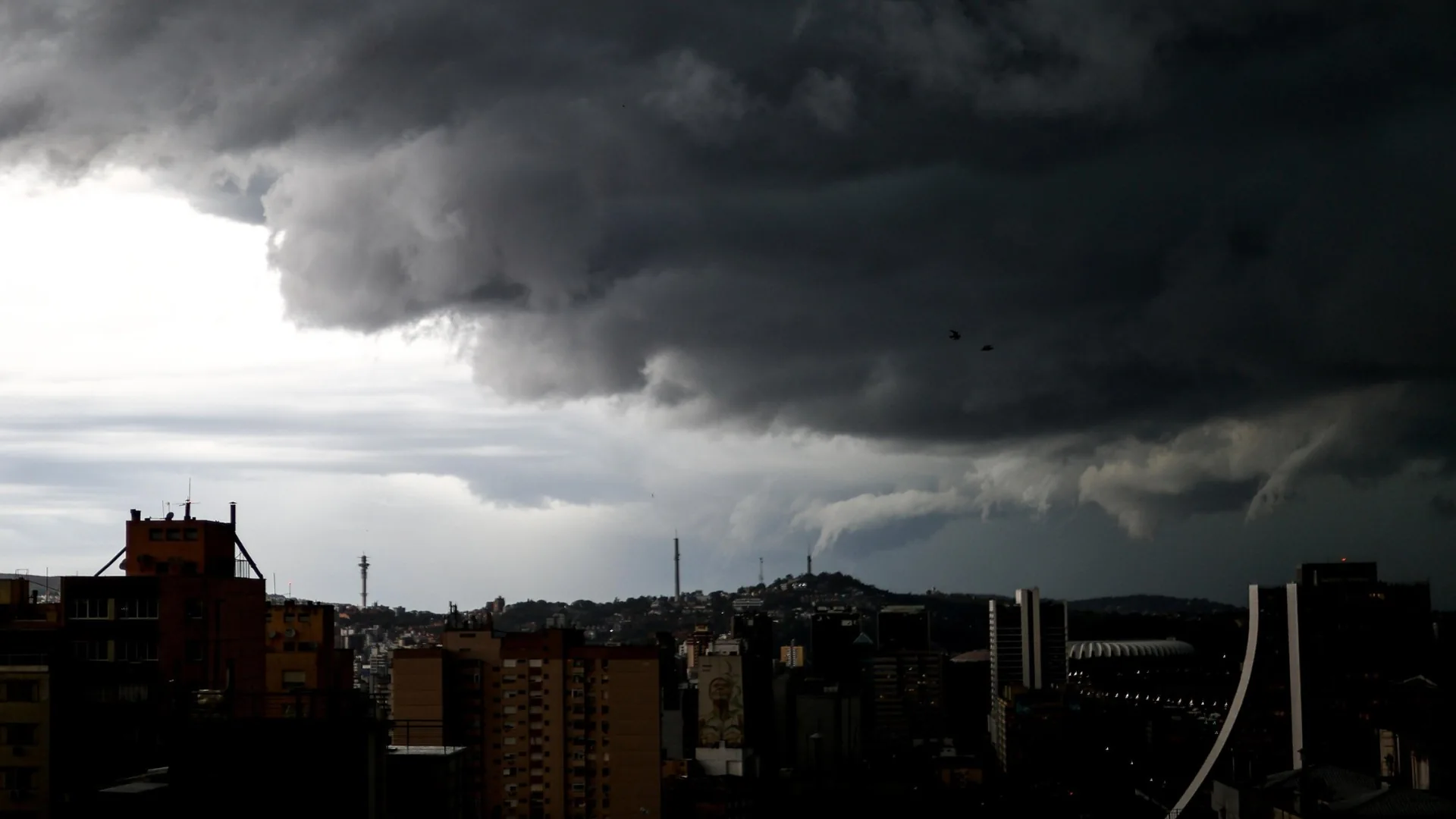 Temporais no Sul e calor intenso no Centro-Oeste marcam a previsão do tempo