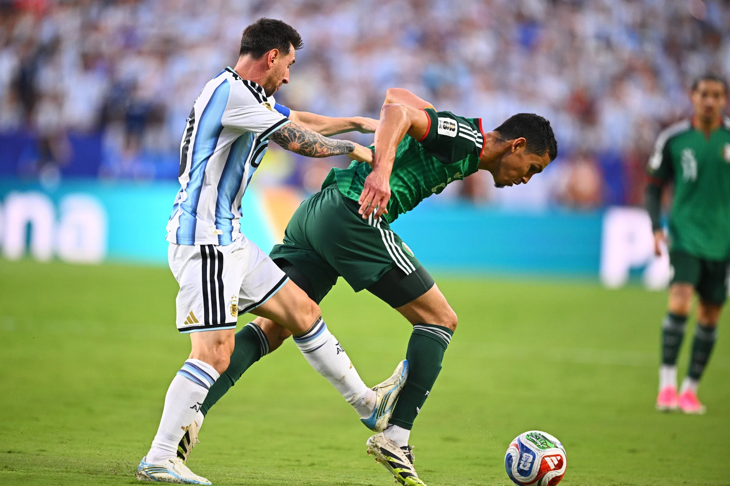 "Por que Messi não?": expulsão de Balogun é comparada a lance de argentino e revolta web