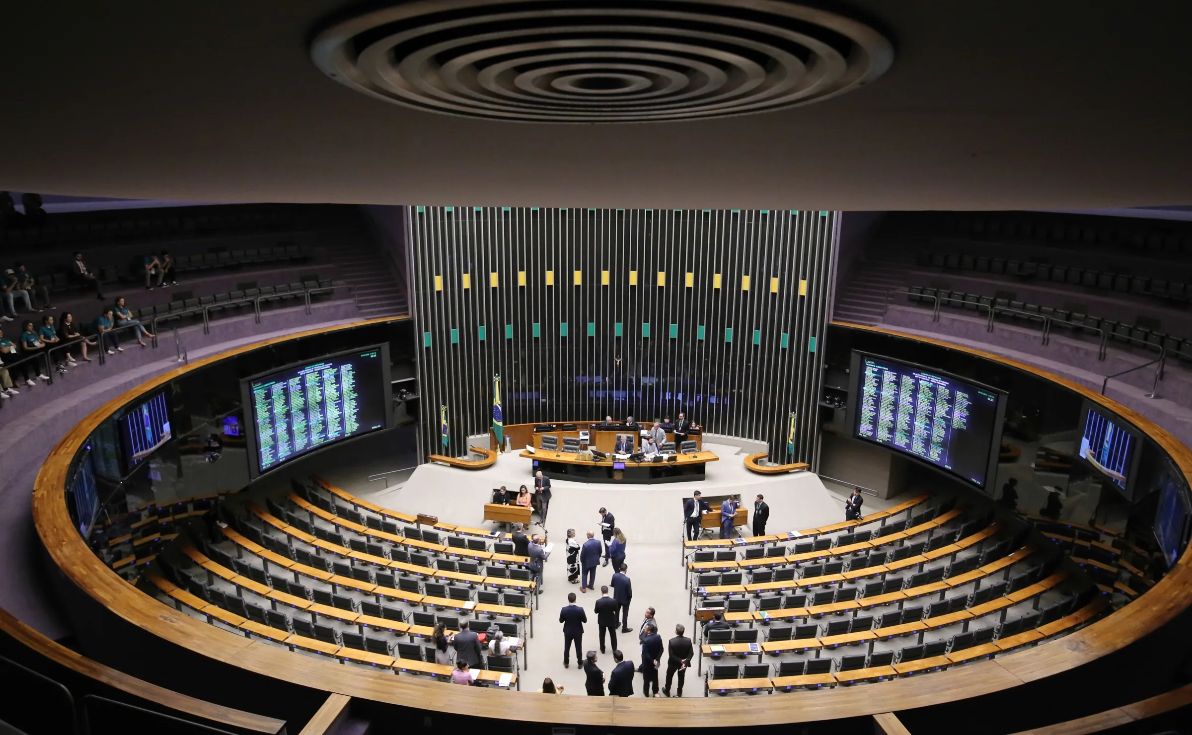 Sobrevivência de partidos sem Fundo Partidário: uma análise de receitas