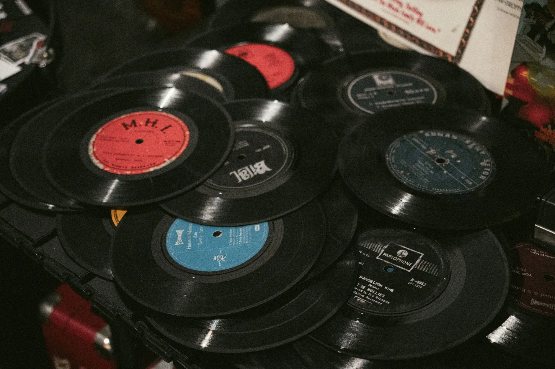 Gravadoras e artistas pressionam por rotulagem de músicas geradas por IA