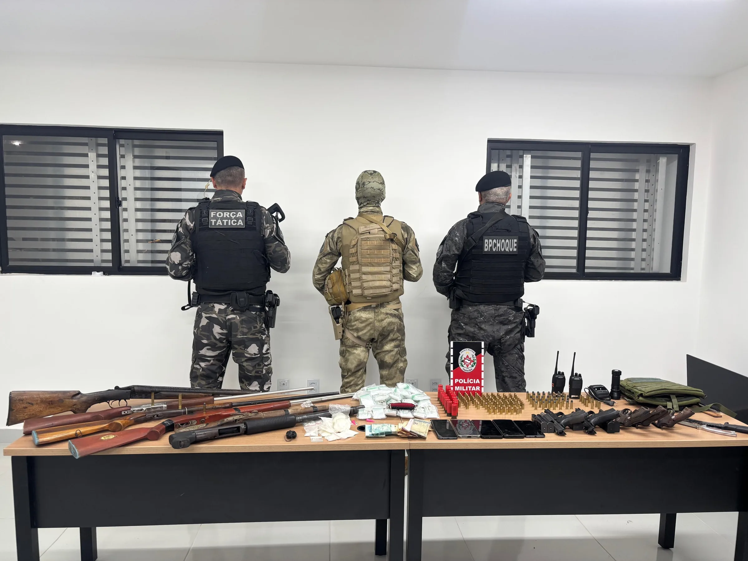 Dois suspeitos são presos e dois ficam feridos após confronto com a polícia, no Litoral Norte da PB