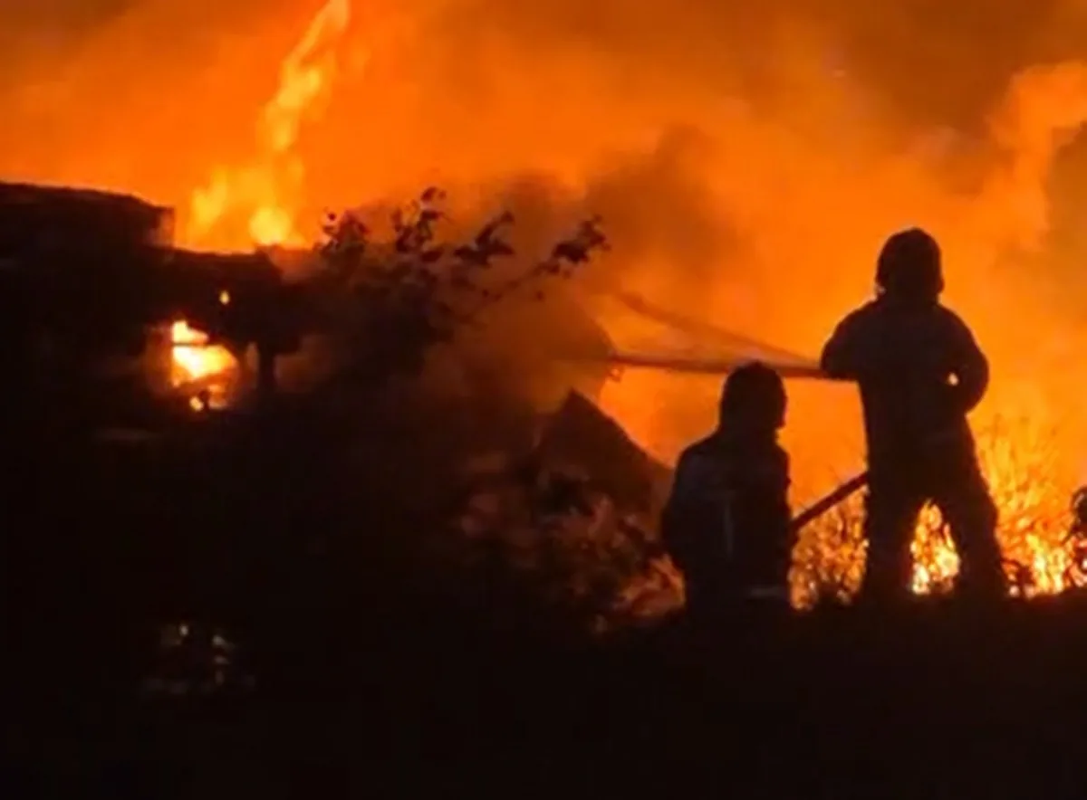 Carreta de combustível tomba e provoca incêndio na Paraíba